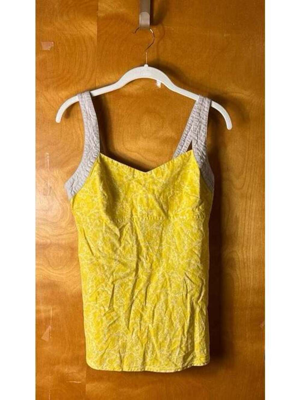 Patagonia cute sleeveless top Yellow, buttons down back Size 4 Small